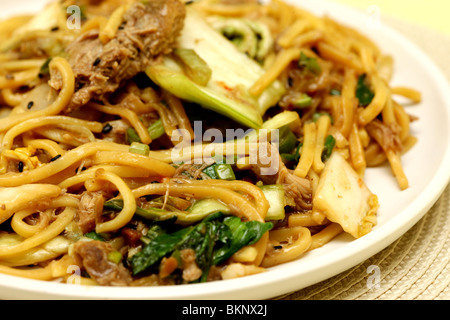 Fresco stile cinese Shredded Duck e pak choi con tagliatelle pasto isolata contro uno sfondo bianco con un tracciato di ritaglio e nessun popolo Foto Stock