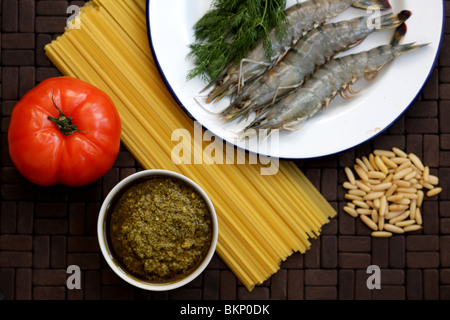 Autentico italiano o in stile mediterraneo di cottura Ingredienti compresi King o Tiger con gamberi secchi Pasta Linguini, Pesto SauceAnd pinoli Foto Stock