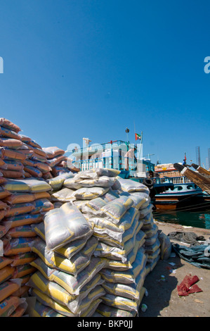 Porta di Sharjah Emirati Arabi Uniti , buona in attesa di essere esportato in Iran, Soudan, Etiopia e paesi aother Foto Stock