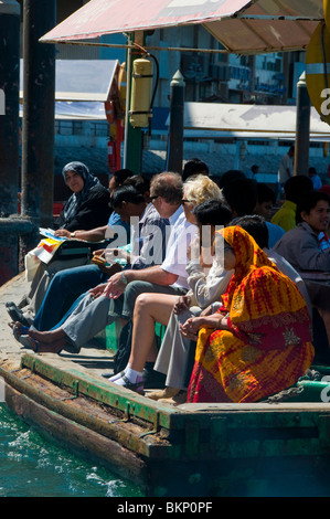 I passeggeri a bordo di un giunco barche di Dubai Foto Stock