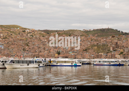 Vista della città di Puno, il lago Titicaca, Perù Foto Stock