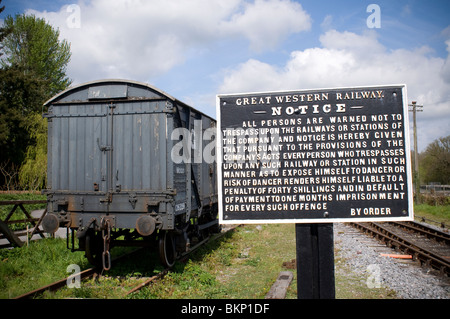 GWR segno ferroviarie e carrello a Staverton stazione ferroviaria,pendolari, il pendolarismo, emissioni, Inghilterra, ambiente, terreni agricoli, campi Foto Stock