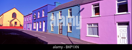 Le incredibili case colorate nel villaggio di Eyeries Ballydonegan nella contea di Cork Foto Stock