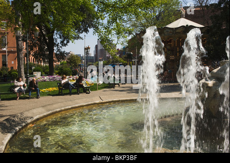 Place Wilson Fontana con giostra verso Allee il presidente Roosevelt e di madre e bambino Toulouse Haute-Garonne Francia Foto Stock