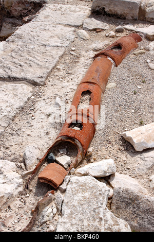 Tubature esposte entro le rovine di KOURION A EPISKOPI sull'isola di Cipro. Foto Stock