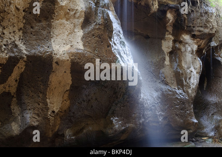 Una piccola cascata su una scogliera in Hell's Gate National Park, Kenya Foto Stock