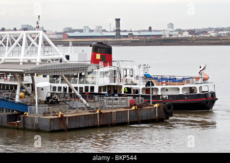 Mersey legatura in traghetto fino a Seacombe imbarcadero Foto Stock