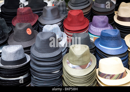 Cappelli per la vendita sul mercato di strada in stallo, Londra, Inghilterra Foto Stock