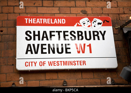 Strada segno Shaftesbury Avenue, Theatreland di Londra, W1, Inghilterra, City of Westminster Foto Stock