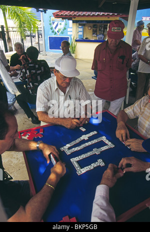 Anziani cubani, uomini GIOCA Domino in un parco pubblico di Little Havana Miami, Florida Foto Stock