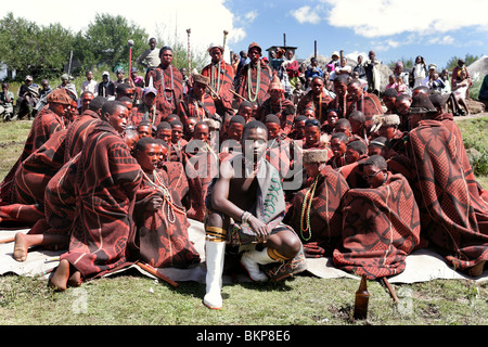 Il Lesotho: Redly composta da giovani uomini di celebrare una festa di iniziazione della loro ammissione nel mondo degli uomini adulti. Foto Stock