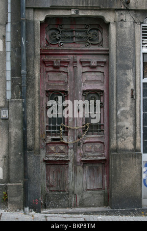 Il vecchio grunge porta in Porto, Portogallo Foto Stock