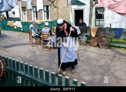 La gente impegnata nella rievocazione di vita nel villaggio di Urk, museo Zuiderzee, Enkhuizen, Paesi Bassi Foto Stock