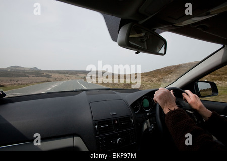 Persona che guida un'auto Foto Stock