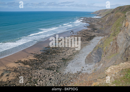 Suggestivo litorale atlantico appena a nord di Bude in Cornovaglia Foto Stock