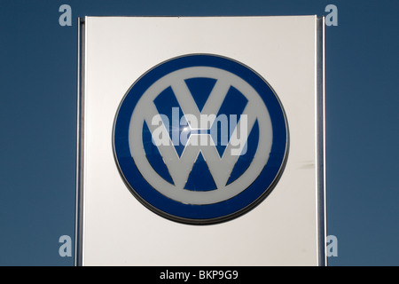 La VW logo Volkswagen al di fuori di una concessionaria sulla Great West Road, Brentford, UK. Foto Stock