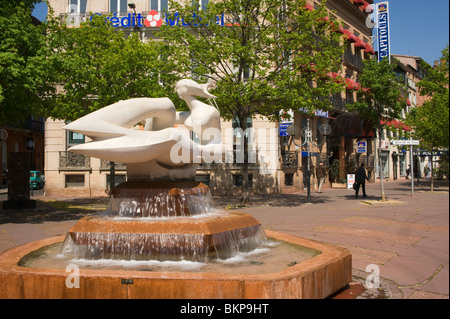 Scultura d'acqua di una sirena da una Saura fuori Capitouls Best Western Hotel Allees Jean Jaures Toulouse Haute-Garonne Francia Foto Stock