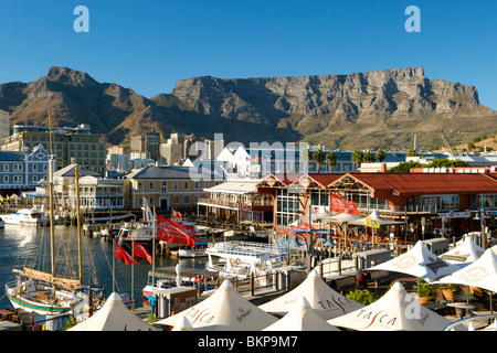 La mattina presto vista del litorale di Cape Town con Table Mountain in background. Foto Stock