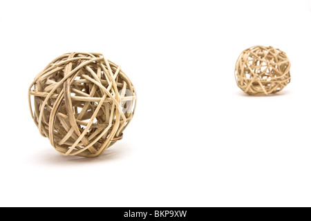 Tessuto palla di vimini di bambù, reed o willow isolata contro uno sfondo bianco. Foto Stock