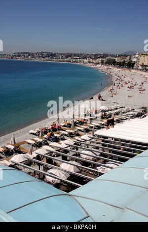 Una bella vista dalla collina del castello [Colline du Chateau] di turisti che si godono in ciottoli spiagge di Nizza,Francia,l'Europa Foto Stock