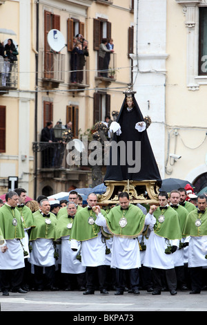 Una statua della Madonna Nera viene effettuata attraverso la Piazza Garibaldi a Sulmona,l'Abruzzo come parte della Domenica di Pasqua cerimonie Foto Stock