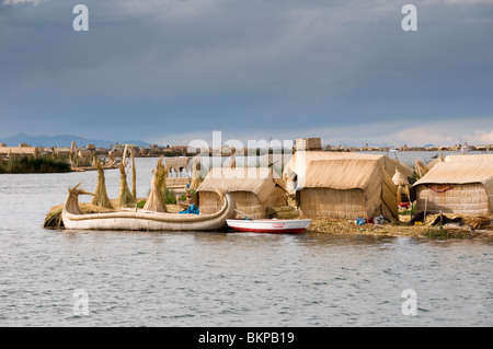 Uros isole galleggianti, il lago Titicaca, Perù Foto Stock