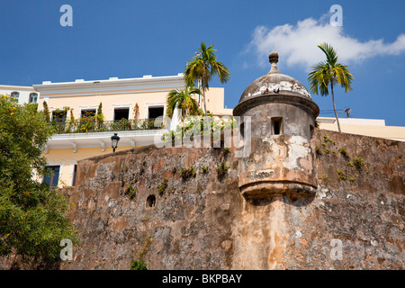 Le mura della città vecchia con garitta a San Juan, Puerto Rico, West Indies. Foto Stock