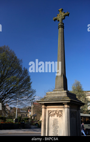 Memoriale di guerra il cenotafio con elevata cross in Rutland Square Bakewell città di mercato nelle High Peak District Derbyshire England Regno Unito Foto Stock