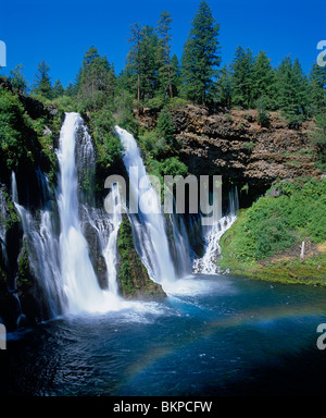 Burney Falls State Park, CA: Burney Creek a 129ft Burney cade sul Plateau Modoc, la cascata di gamma Foto Stock