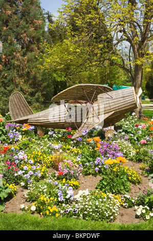 Modello di Rafia Set biplano tra Colurful letto floreale nel Jardin des Plantes [Giardini Botanici] Toulouse Haute-Garonne Francia Foto Stock