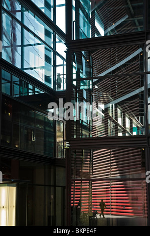Parte del nuovo futuristico; ala progettato dall architetto Jean Nouvel presso il Centro de Arte Reina Sofia di Madrid, Spagna Foto Stock