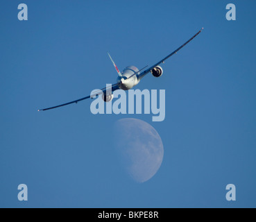 C-FRAM Air Canada Boeing 777-333ER in volo con la luna in background. Foto Stock