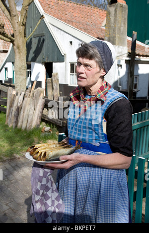 Donna che mantiene il pesce, Urk village, museo Zuiderzee, Enkhuizen, Paesi Bassi Foto Stock