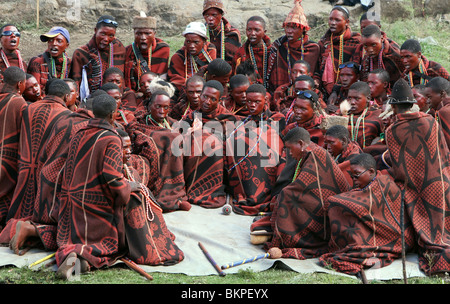 Il Lesotho: Redly composta da giovani uomini di celebrare una festa di iniziazione della loro ammissione nel mondo degli uomini adulti. Foto Stock