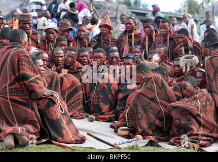 Il Lesotho: Redly composta da giovani uomini di celebrare una festa di iniziazione della loro ammissione nel mondo degli uomini adulti. Foto Stock