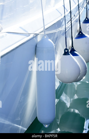 Barca parafango bianco dettagli sulla marina del Mediterraneo, Spagna Foto Stock