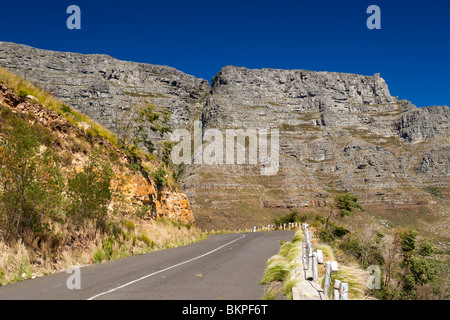 Vista della Table Mountain e Platteklip Gorge (centro) visto da Tafelberg road a Cape Town, Sud Africa. Foto Stock