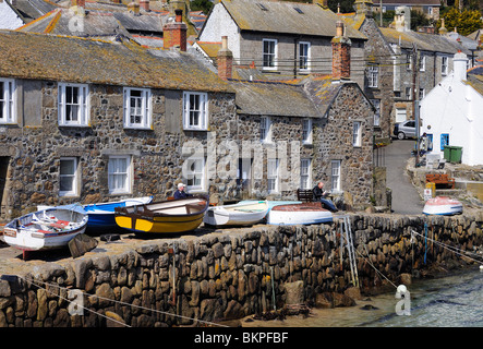 Casette di pescatori che si affaccia sul porto di mousehole in cornwall, Regno Unito Foto Stock