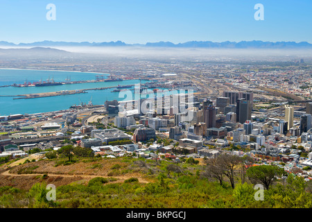 Vista della città di Città del Capo dalla collina di segnale che mostra il CBD, il porto e il Ottentotti Holland Mountains. Foto Stock