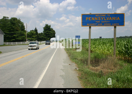 Benvenuti in Pennsylvania - una strada rurale nello stato. Foto Stock