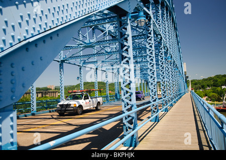 CHATTANOOGA, Tennessee, Stati Uniti — il ponte John Ross sul fiume Tennessee nel centro di Chattanooga, Tennessee Foto Stock