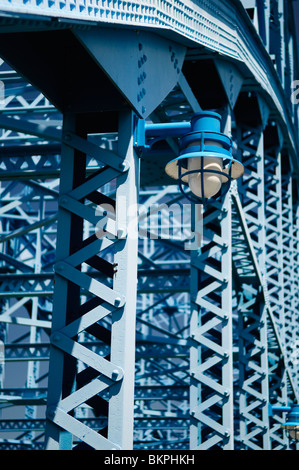 CHATTANOOGA, Tennessee, Stati Uniti — il ponte John Ross sul fiume Tennessee nel centro di Chattanooga, Tennessee Foto Stock