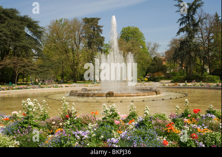 Jardin du Grand Rond e fontana con Bellissime aiuole di fiori in Toulouse Haue-Garonne Midi-Pirenei Francia Foto Stock