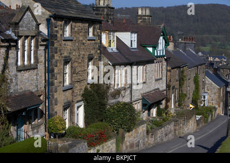 Case a schiera su per la collina di Church street Bakewell città di mercato nelle High Peak District Derbyshire England Regno Unito Foto Stock