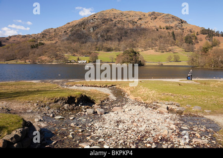 Rydal, Cumbria, Regno Unito, Europa. Vista su tutta Rydal acqua al NAB di cicatrice è sceso nel Parco Nazionale del Distretto dei Laghi Foto Stock