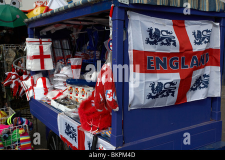 Pressione di stallo di vendita bandiere Inghilterra Inghilterra e negozio di souvenir in Blackpool Inghilterra Regno Unito Foto Stock