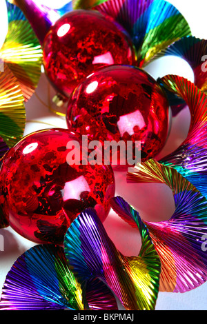 Le palle di Natale rosso lucido colorato su sfondo di partito Foto Stock