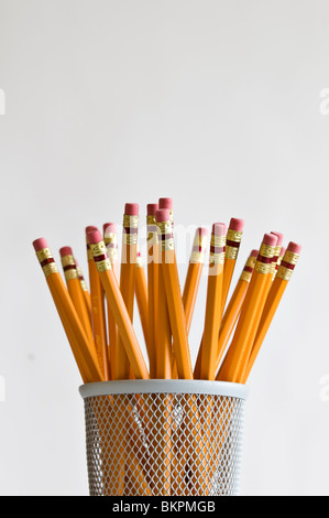 Numerose arancione filo HB matite a titolare su sfondo bianco. Foto Stock
