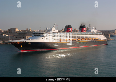 La nave da crociera Disney Magic in partenza da malta Foto Stock