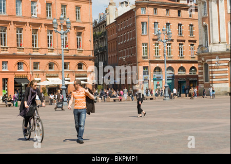 La splendida architettura in Place du Capitole [Piazza Capital] con negozi e uffici Toulouse Haute-Garonne Francia Foto Stock